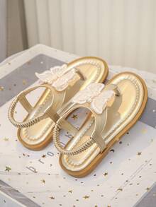 Ein Paar süße Mädchen-Sandalen mit Zehen, die im Frühling und Sommer mit traumhaften Schmetterlingen und Perlen dekoriert sind. Das Klettverschluss-Design eignet sich für Urlaub, Alltag, Strandspiele und andere Szenarien. - Champagnerfarben - Übersicht 5