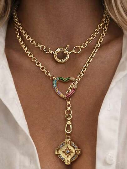 这款优雅的金色吊坠项链包含多种款式，包括方向盘扣、指南针星形吊坠、彩色心形扣、椭圆形扣、圆形扣、五角形扣和心形锁吊坠，独特的设计散发着优雅高贵的气质，适合日常佩戴，也是馈赠亲朋好友的理想之选。