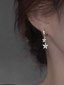 Exquisite Floral Cubic Zirconia Earrings, S925 Sterling Silver Earrings With Gift Box, Suitable For Bridesmaids And Date Wear - White Gold - View 4