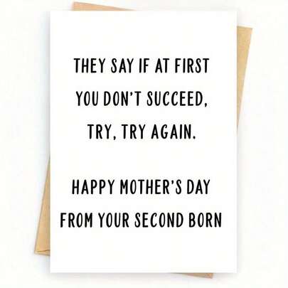 بطاقة عيد الأم المثيرة للاهتمام مع الأطفال في الوسط، تتضمن مغلف