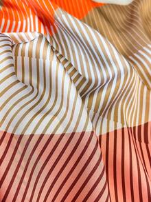 1条简约几何条纹印花仿丝方巾，尺寸27.5英寸，女士春夏必备头巾，用途广泛，可作发圈、腰带、领带，优雅配饰，适合海滩、度假等场合。 - 橘色 - 查看 3