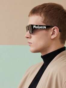 Alexander McQueen 一副女士时尚眼镜，方形金属镜框（男女通用），适合情侣、旅行、秋季搭配、校园风、自驾、拍照和聚会。一份很棒的礼物 - 黑色 - 查看 2