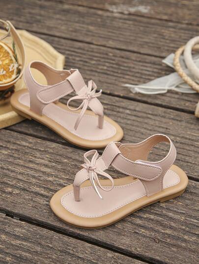 Một đôi sandal hở ngón dễ thương cho bé gái, thích hợp cho mùa xuân và mùa hè, được trang trí bằng những chiếc nơ. Thiết kế khóa dán tiện lợi, phù hợp cho kỳ nghỉ, sinh hoạt hàng ngày, vui chơi trên bãi biển và nhiều dịp khác.