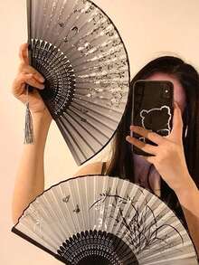 1把古典优雅中式花卉折叠小扇，水墨画风格，夏季古朴汉服舞扇，流苏折扇，婚礼折扇，便携式竹扇，摄影道具，夏季折扇，女士折扇，舞扇，摄影道具，派对折扇，适合赠送家人、朋友、女友、同事，生日礼物，节日礼物，周年纪念礼物 - 均碼 - 查看 4