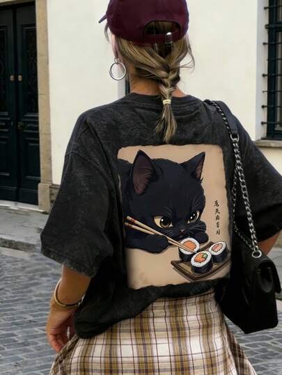Camiseta de manga corta con cuello redondo, estampado de gato negro y sushi, teñido anudado, de moda sencilla y casual, blusa versátil y elegante para mujer
