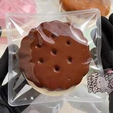 奶油夹心逼真饼干 | 柔软、有弹性、可挤压的TPR材质捏捏乐玩具，适合作为生日、圣诞节、情人节、复活节礼物 | 高性价比 - 彩色 - 查看 10