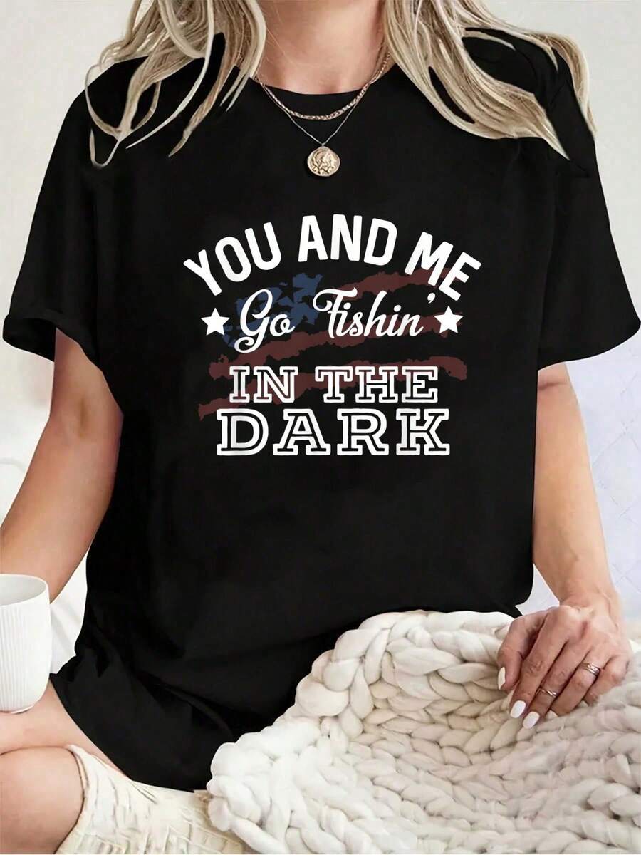 Camiseta Unisex 100% Algodón con Estampado de Letras de Música Country "You And Me Go Fishin In The Dark", Cuello Redondo y Manga Corta - Negro - Ver 1