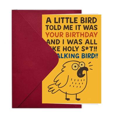 طائر صغير يقول لك "عيد ميلاد سعيد" نص مرح. خيار مثالي لاحتفال عيد ميلاد الكبار، بطاقة عيد ميلاد مضحكة مصممة للعائلة والأصدقاء. تهنئة عيد ميلاد فريدة ومرحة لتجعل أحبائك يضحكون ويشعرون بالدفء.
