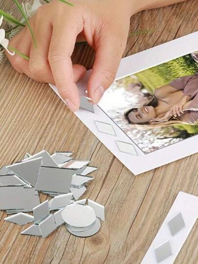 这款100片装工艺镜片套装包含三角形、正方形、圆形、水钻、水滴形、心形等多种形状，适合家居装饰。可用于DIY马赛克创作、拼贴壁画、制作装饰品或室内装饰。也可用于装饰迪斯科球，点亮派对氛围，以及厨房和客厅的墙面装饰。