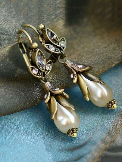 一对奢华精致的复古仿珍珠耳环，是女士参加婚礼、宴会、日常佩戴和休闲场合的理想配饰。