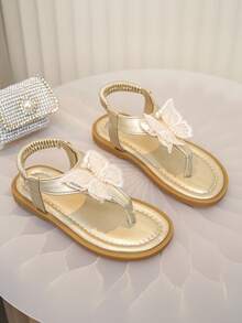Ein Paar süße Mädchen-Sandalen mit Zehen, die im Frühling und Sommer mit traumhaften Schmetterlingen und Perlen dekoriert sind. Das Klettverschluss-Design eignet sich für Urlaub, Alltag, Strandspiele und andere Szenarien. - Champagnerfarben - Übersicht 3