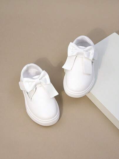 Một đôi giày công chúa cho bé gái, kiểu dáng mới mùa xuân thu 2026, mũi tròn, giày búp bê kiểu Anh, có nơ, thoải mái và bền, phù hợp cho mọi mùa.