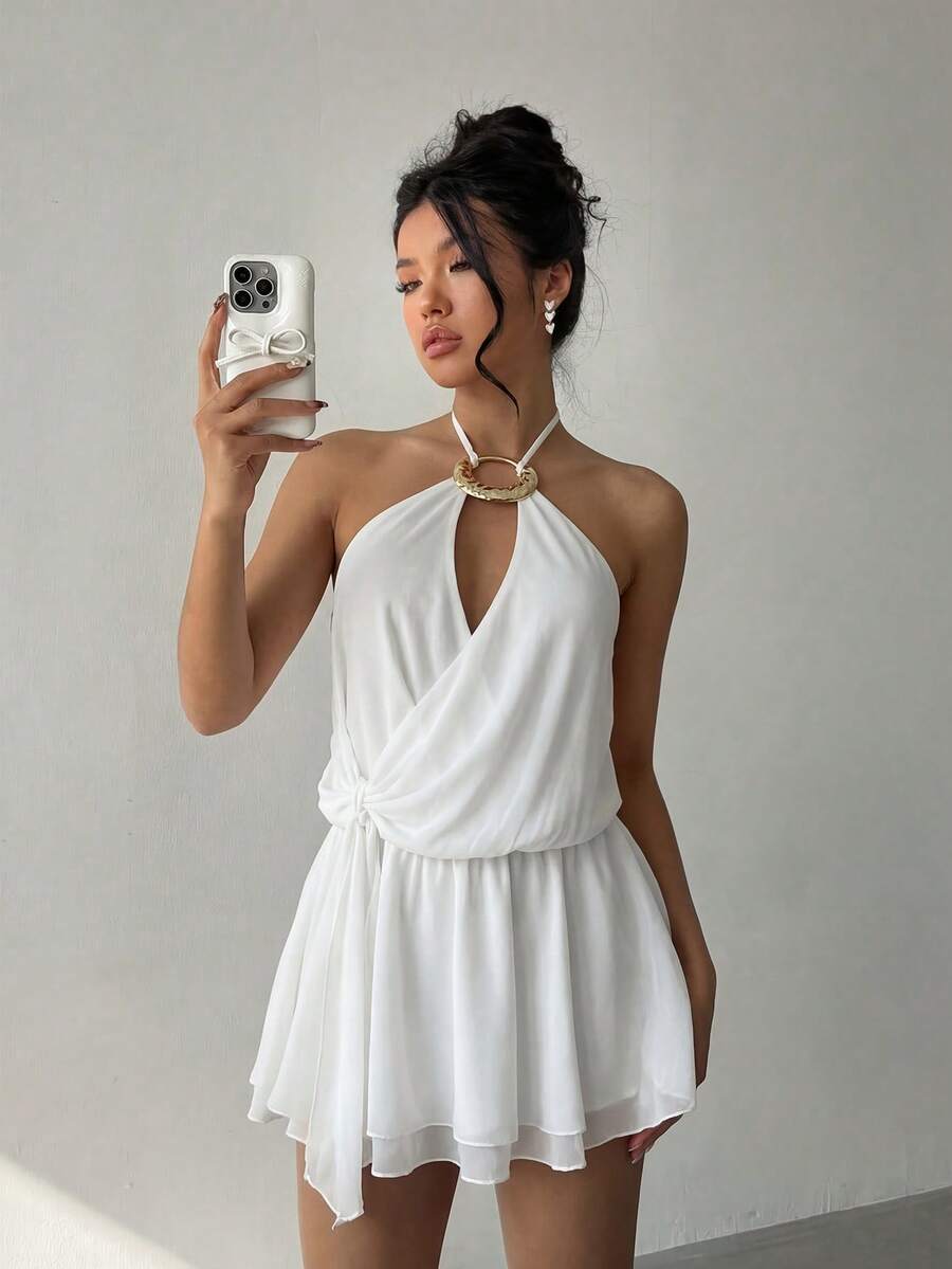 白色雪纺吊带A字迷你连衣裙，饰有金色圆圈，后背系带设计，多层裙摆——休闲优雅风格，适合咖啡馆聚会、郊游、周末散步、休闲早午餐、海滩度假、春夏日常穿着及派对场合。 - 白色 - 查看 1