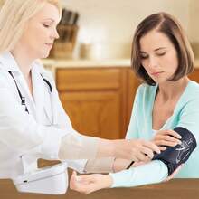 Kit de monitoreo de salud para el hogar: tensió arterial digital + pulso y oxímetro + termómetro clínico → medición precisa de presión arterial, oxígeno en sangre y temperatura corporal → uso sencillo con un solo botón → gestión integral de la salud, incluye indicaciones vocales en mexicano, alimentado por batería y carga USB, glucómetro digital, con 50 pruebas y 50 agujas para tocar sangre. Modelo blanco: diseño ergonómico con mango, pantalla LED grande, batería integrada y operación mediante botones sencillos. Ideal como regalo para padres y abuelos. - Blanco - Ver 10