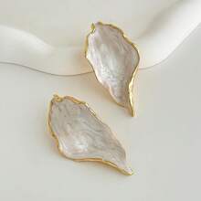 2026款不对称树叶吊坠耳环一对 - 金色纹理框架白色珐琅水滴耳环（女士款） - 米白色 - 查看 3