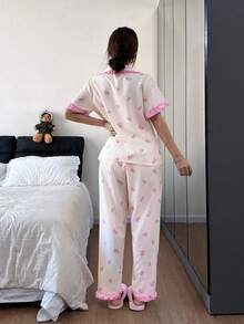 Dreamivo Bộ đồ ngủ nữ 2 món, áo tay ngắn và quần họa tiết hoa màu hồng, viền bèo nhún, áo sơ mi tay ngắn cài cúc cổ ve áo mềm mại thoải mái và quần cạp chun, đồ mặc nhà thường ngày. - Hồng - Xem 2