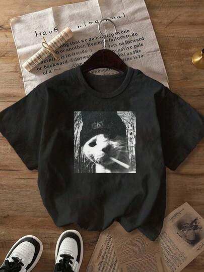 极简线条爱心印花T恤，小众设计休闲上衣，短袖圆领，适合春夏穿着，采用亲肤柔软面料，日常穿着舒适。大码时尚短袖T恤，大码女装，休闲日常上衣，大码夏季服装，大码女装，春夏出行的理想之选。