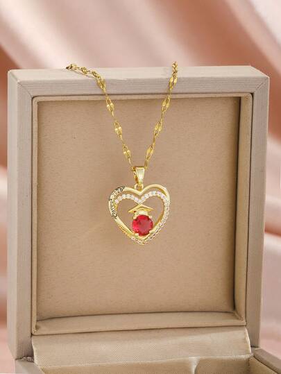 1 chiếc vòng cổ mặt dây chuyền hình trái tim đính đá đỏ phổ biến, hình mũ tốt nghiệp, làm từ đồng và đá Zirconia, kèm dây chuyền thép không gỉ, thích hợp làm quà tặng cho bạn bè, bạn học, trẻ em trai, gái, con gái, chị gái, anh trai, quà tặng mùa tốt nghiệp, phụ kiện trang sức đeo hàng ngày.