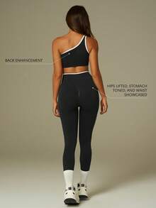 UONNOU 两件套女士无缝单肩露脐运动上衣+高腰塑形紧身裤套装，时尚健身瑜伽休闲服 - 黑色 - 查看 3