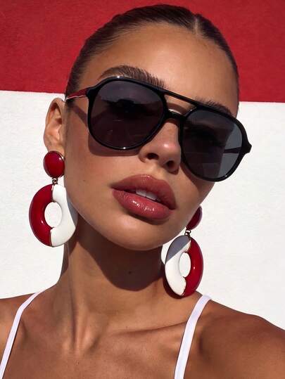 一副飞行员款时尚眼镜，适合驾驶、街头摄影、购物，适合所有脸型，是夏季海滩度假、户外活动和旅行的时尚配饰。