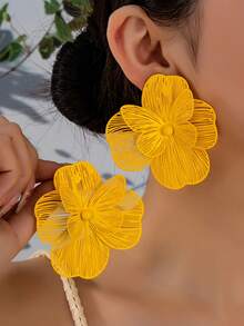 一对优雅金属质感镂空蝴蝶花朵吊坠耳环，适合女性日常、派对、节日装扮 - 黃色 - 查看 5