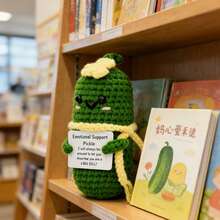1件 这款手工钩织的励志黄瓜玩偶，蕴含着隐藏在羊毛中的勇气和温柔，每一针一线都编织着坚持和信念。 - 彩色 - 查看 4