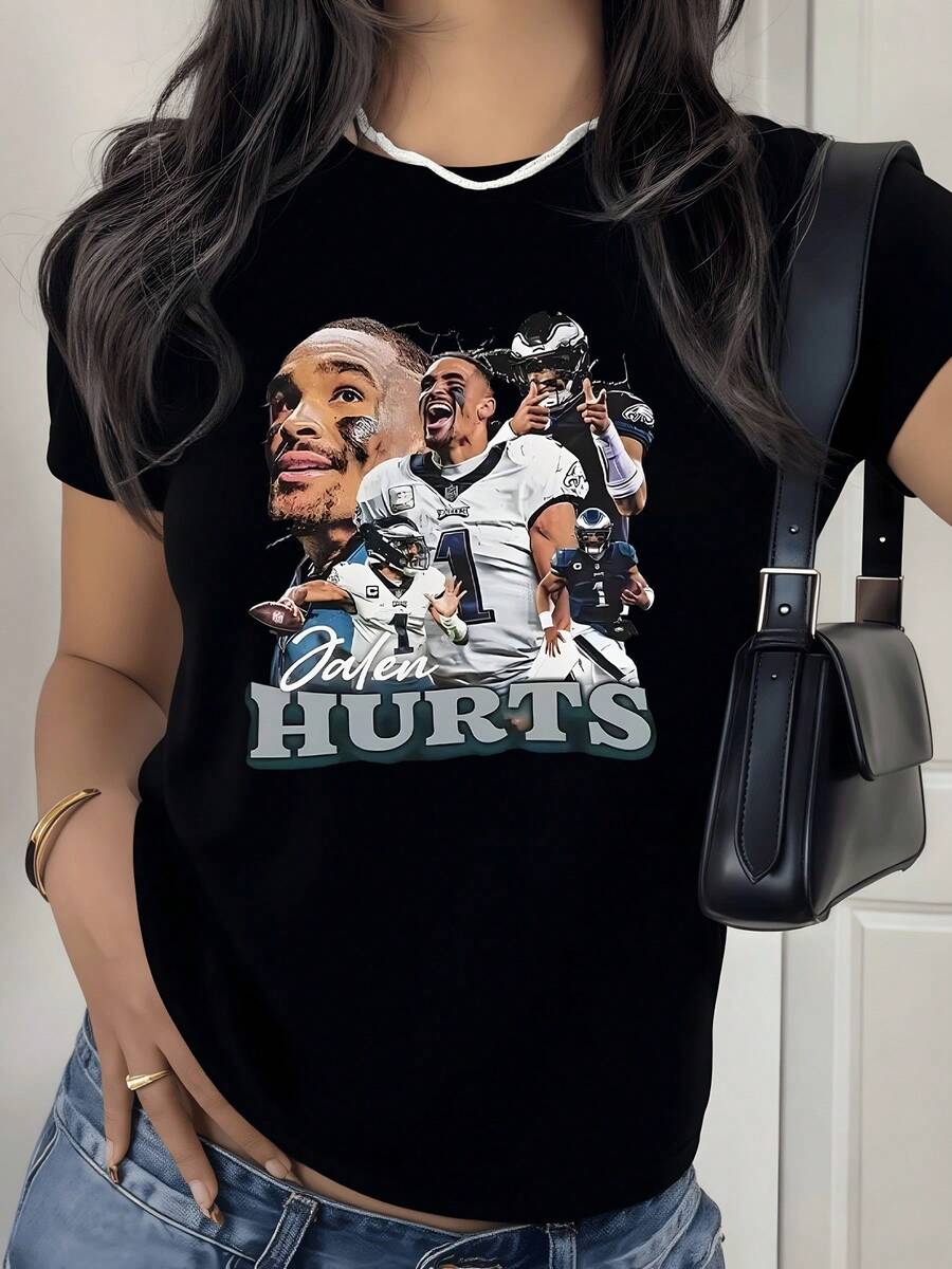 El estampado muestra jugadores de fútbol americano en acción reflejando fuerza energía entusiasmo y pasión por el deporte con detalles que evocan coraje y determinación camiseta de mujer 220g casual moderna cómoda para uso diario - Negro - Ver 1