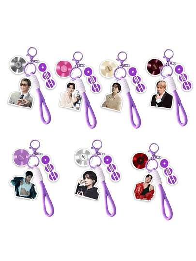 1件成员JIMIN、J-HOPE、RM、JIN麦克风吊坠装饰品，配有个人颜色挂件，适用于衣服、包包、车钥匙，创意可爱派对装饰，非常适合作为圣诞节、情人节、生日礼物