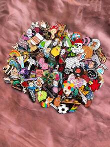 [5枚/10枚/20枚/30枚/40枚/50枚/60枚/70枚/80枚/90枚/100枚] 卡通人物胸针随机组合套装 - 时尚哥特复古朋克珐琅徽章，英文标语字母胸针，可别在衬衫、包包和外套上 - 英文标语锌合金翻领别针，休闲装扮的完美之选，也是馈赠亲友的理想礼物 - 彩色 - 查看 5