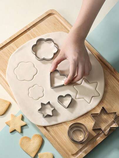 12件套不锈钢饼干模具套装 - 多种形状，可重复使用不锈钢烘焙模具，心形饼干模具、圆形饼干模具、星形饼干模具、花朵饼干模具，面包切片器、蔬菜切片器、水果切片器，蛋糕装饰工具，烘焙装饰工具，烘焙工具，厨房小工具，家居用品，家居装饰，送她的礼物，送他的礼物，送朋友的礼物