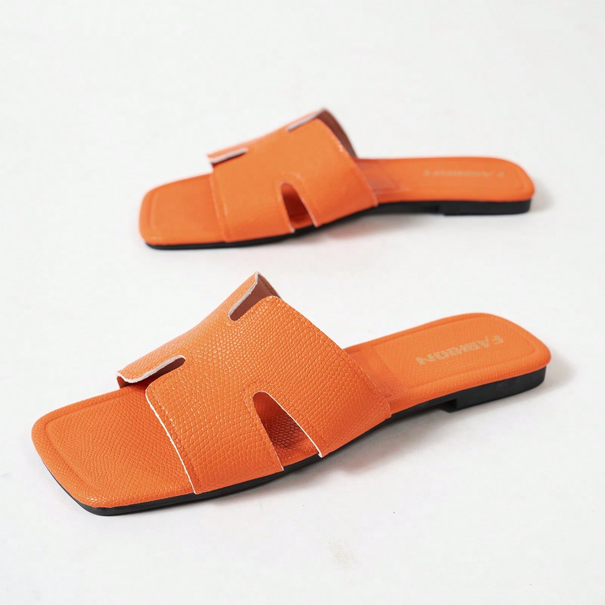 Nuevas sandalias planas de verano para mujer con punta cuadrada de cuero y talla grande, diapositivas de moda casual con punta cuadrada negra