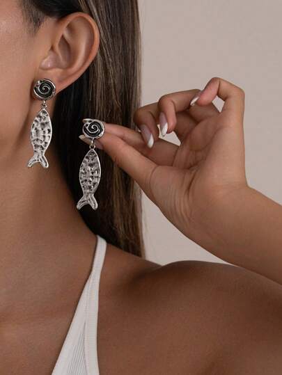 زوج من أقراط معدنية فاخرة بتصميم سمكة من سلسلة المحيط بطراز بسيط وأنيق، مناسبة للأجازات الشاطئية والطراز البوهيمي