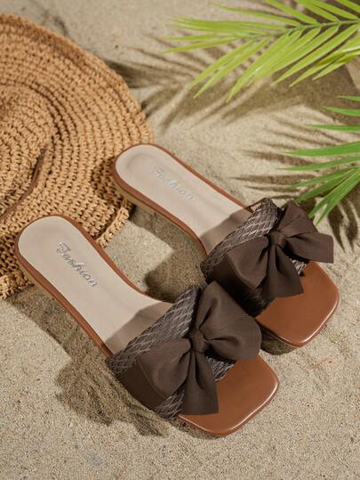 Dép lê nữ mùa hè mới màu nâu cà phê, mũi vuông, trang trí nơ, kiểu dáng sang trọng, đa năng - Phong cách retro bohemian, thường ngày, thích hợp cho hoạt động ngoài trời, đi biển, nghỉ dưỡng, được các KOL khuyên dùng, phù hợp với váy, dép đế bằng tối giản kiểu Pháp.