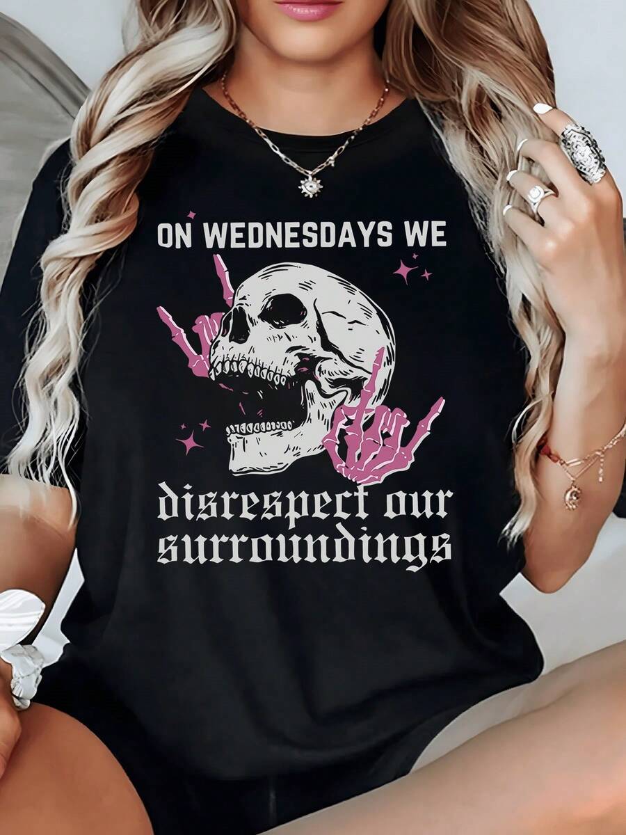 Calavera simbólica con manos rosadas levantadas que representan rebeldía y energía interior acompañada de letras góticas que expresan actitud audaz camiseta de mujer casual 220g nueva urbana - Negro - Ver 1