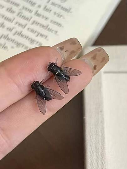 1对逼真苍蝇耳环，哥特式昆虫动物设计，趣味派对耳环，精致节日/万圣节礼物