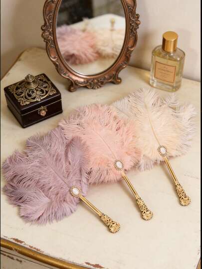 一把奢华的鸵鸟毛扇，复古宫廷风格，配有饰以金色雕刻钻石和珍珠的扇柄。可作为汉服和旗袍的配饰。这是一款精美的手持扇，适合宴会和舞会使用。它也是一件时尚的配饰和家居装饰品。哥特风格角色扮演装饰品。