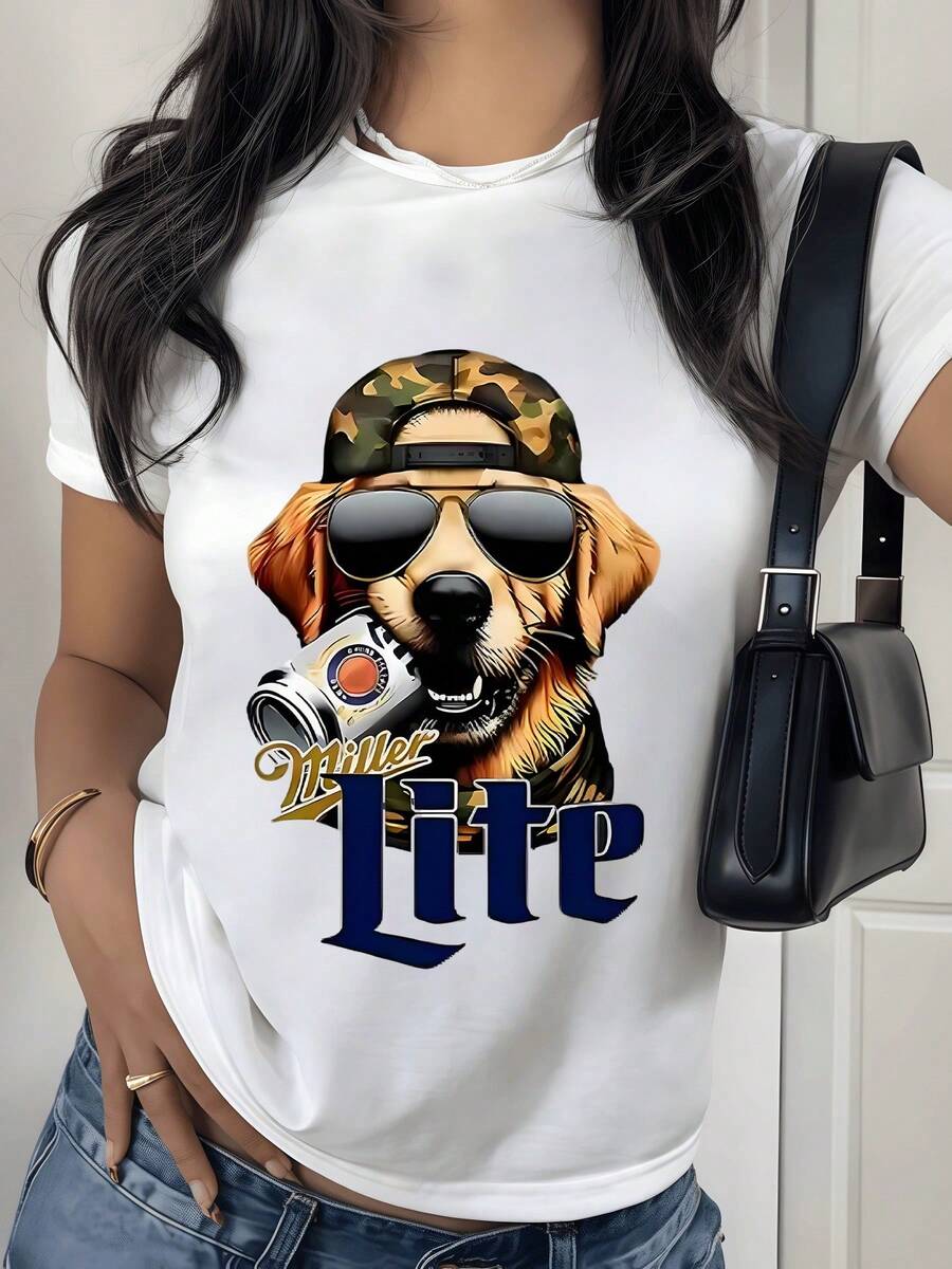 Perro con gafas de sol y gorra camuflada sosteniendo lata de bebida transmite actitud relajada y divertida ideal para amantes de mascotas camiseta de mujer casual 220g - Blanco - Ver 1