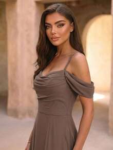 这款别致的长款伴娘礼服采用露肩肩带和优雅的褶裥设计。 - 藕粉色 - 查看 7