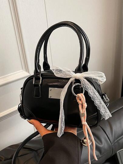 人造革纯色女士休闲小方包，百搭时尚手提包，带吊饰，简约斜挎包