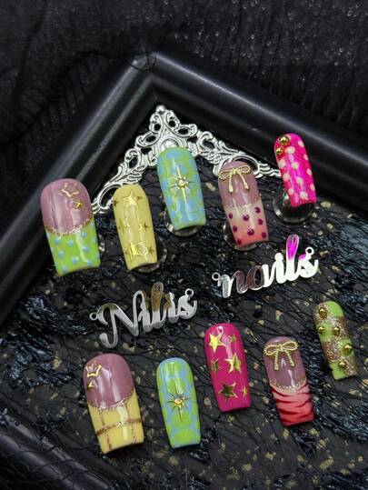 Bộ 10 móng tay giả vuông phủ acrylic thủ công, nhiều màu sắc như vàng nhạt, xanh neon và đỏ hồng, móng mắt mèo màu thanh long, móng kiểu Pháp màu vàng nhạt và xanh neon, họa tiết chấm bi xanh dương, tím và trắng vẽ tay, họa tiết hình học vẽ tay như sọc ngựa vằn đỏ.