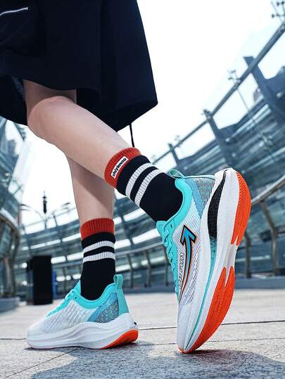 Up run 男女通用运动跑步鞋，男士户外碳纤维运动鞋，透气网眼鞋面，轻量化外底设计，抓地力强，舒适耐用，缓震性能出色，适合日常休闲穿着、室内/室外比赛训练、半程马拉松跑鞋、速度跑鞋、田径运动鞋、公路跑鞋。