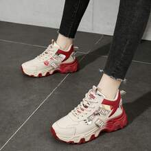 Retro High-Top Platform Sneakers, Color-Blocked Red Beige Sneakers, White Brown Gradient Sole Shoes, Non-Slip Durable Sole Lace-Up Walking Shoes, Retro Playing Card Pattern Sneakers, Street Fashion Sneakers, 2026 Fall/Winter Must-Have Shoes, Lightweight Breathable High-Top Shoes, Durable PU Leather Upper Shoes, Padded Insole Comfort Shoes, Fashion Blogger Favorite Shoes, Popular Platform Shoes, Outdoor Hiking Style Sneakers, Urban Commuting Casual Shoes, Skateboarding Style Platform Sneakers, Thickened Shock-Absorbing Sole, Non-Slip Rubber Outsole, Mid-Top Ankle Support, Vacation Travel Shoes, Durable Wear-Resistant Sneakers, Easy-To-Clean Uppers, Cutting-Edge Design Sneakers, Eye-Catching Graphic Print Shoes, Retro Modern Shoes, Unisex Street Style Shoes, Fall/Winter Essential Shoes. - Đỏ - Xem 3