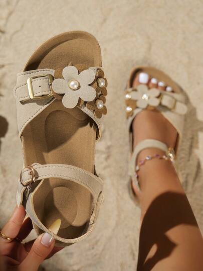 Giày sandal nữ màu be giả da lộn hở mũi đính hoa và ngọc trai, nhẹ nhàng, sang trọng, đa năng, thích hợp cho các bữa tiệc, sandal La Mã vân gỗ, phong cách retro bohemian thường ngày, đi biển, nghỉ mát, được các KOL ưa chuộng, sandal đế bằng có thể điều chỉnh.