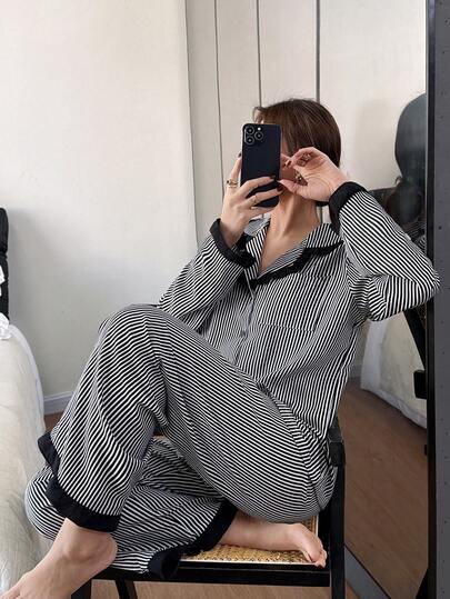 Dreamivo Conjunto de pijama feminino de 2 peças, blusa de manga comprida com estampa floral listrada preta e babados, e calça com cintura elástica. Roupa de dormir confortável para relaxar.