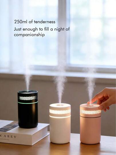 250ml Humidificador con luces nocturnas de colores románticos, niebla densa, funcionamiento silencioso, temporizador automático, compatible con aceites esenciales (se pueden seleccionar 5 tipos de fragancias), adecuado para automóviles, oficinas, dormitorios, salas de estar, salas de estudio y salas de plantas. El set incluye 1 humidificador y 1 botella de aceite esencial, accesorios para automóvil, máquina de aromaterapia eléctrica para el hogar
