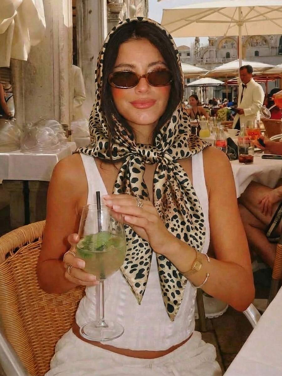 1条女士90*90厘米时尚豹纹印花方巾，新款夏季女士时尚头巾，可作腰带、包包装饰、丝带、发带或领巾使用，适合日常佩戴。 - 彩色 - 查看 1