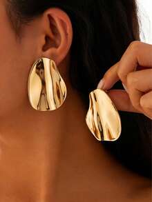 A Pair Of Irregularly Shaped, Golden-Yellow Oval Stud Earrings - Gold - View 1
