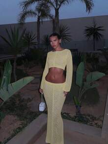 春夏新款女装时尚休闲Y2K度假风两件套，露脐长袖上衣搭配弹力腰身修身迷你裙，性感贴身轻盈镂空针织罩衫套装，适合海滩度假、海滩派对、假日郊游、约会、聚会、音乐节等场合。 - 黃色 - 查看 2