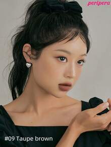 Peripera K-Beauty 雙頭眉筆，質地柔軟自然，細筆尖，可修飾、勾勒並填滿眉毛，內建眉刷，持久防水防汗 - #09 Taupe Brown - 查看 3