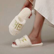 金线刺绣“新娘”字样新娘拖鞋，白色伴娘拖鞋，新娘母亲礼物，单身派对礼物，婚礼订婚礼物，新娘和伴娘婚礼拖鞋 - 白色 - 查看 3